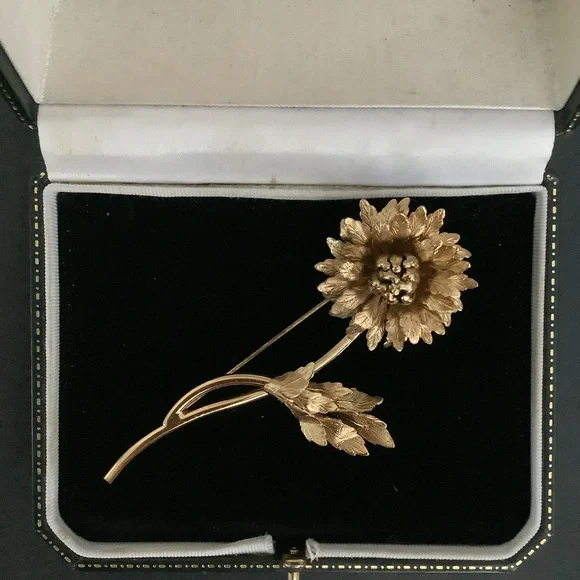 Vintage signed Monet gold tone brooch. - Picture 4 of 7